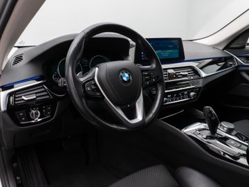 Fahrzeugabbildung BMW 520d SportLine Kamera Panorama HUD H/K AHK LED