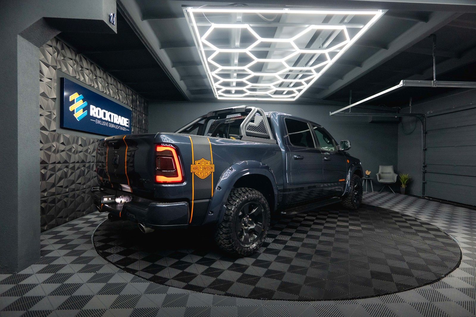 Fahrzeugabbildung Dodge RAM 5.7 V8 HEMI 4x4 OFFROAD Night HarleyDavidson