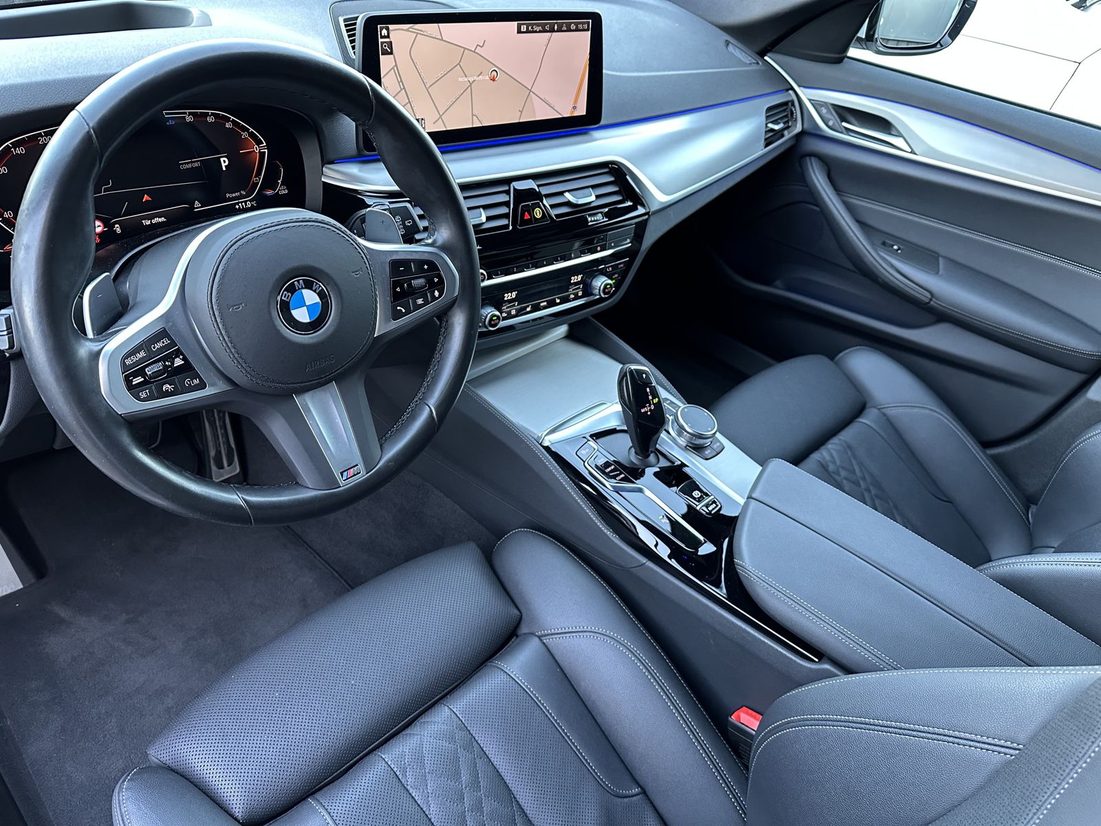 Fahrzeugabbildung BMW 520d Touring xDrive M-Sport NAV+LED+AHK+HEAD-UP