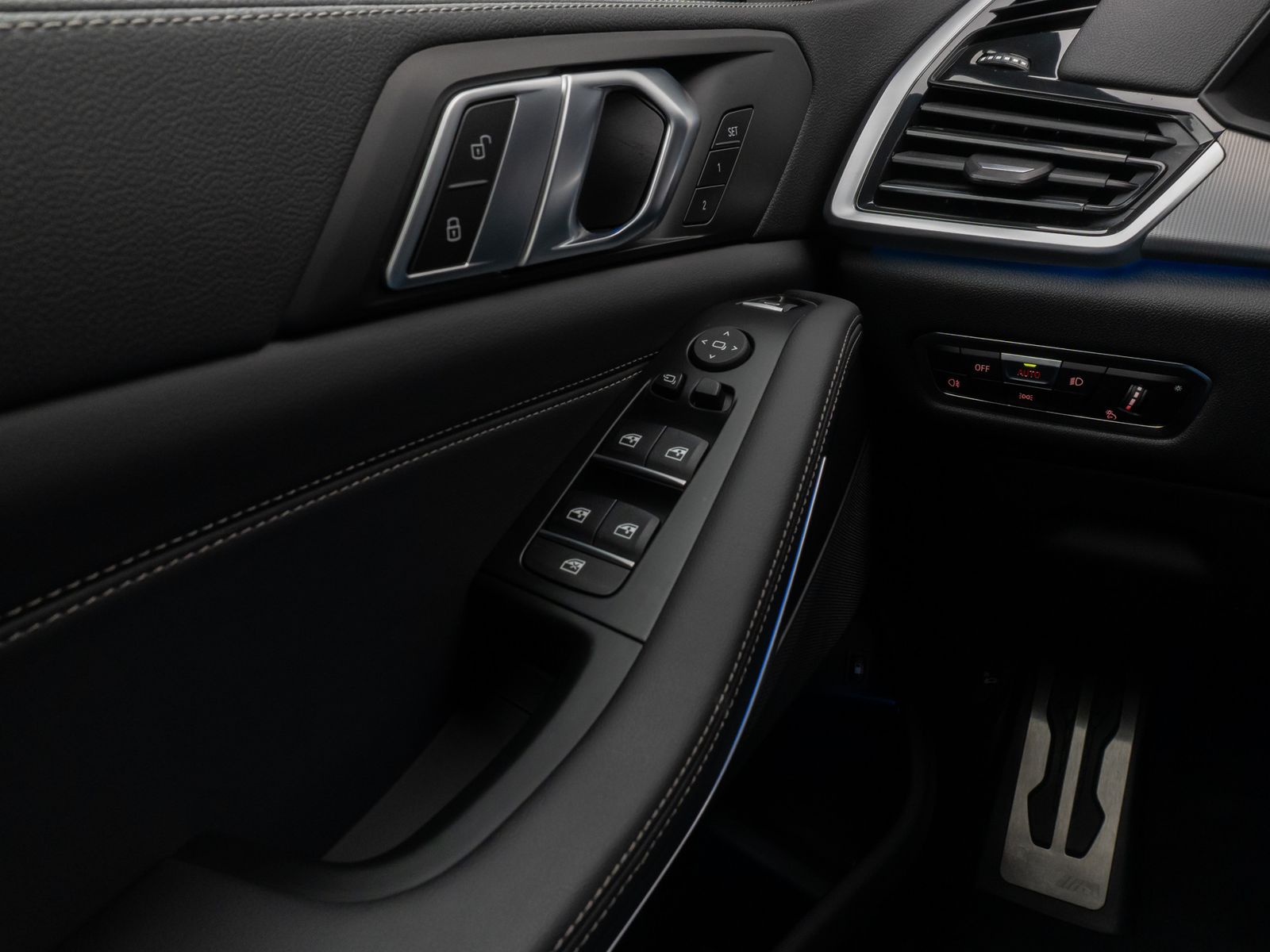 Fahrzeugabbildung BMW X5 xD45e M Sport 360°Laser HUD DAB HiFi Komfort