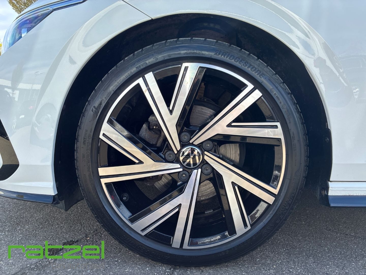 Fahrzeugabbildung Volkswagen Golf VIII 1.5 eTSI R-Line Sportpaket AHK-klappba