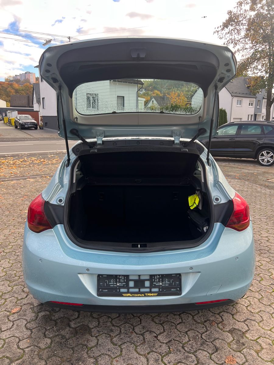 Fahrzeugabbildung Opel Astra J Lim. 5-trg. Cosmo AUTOMATIK