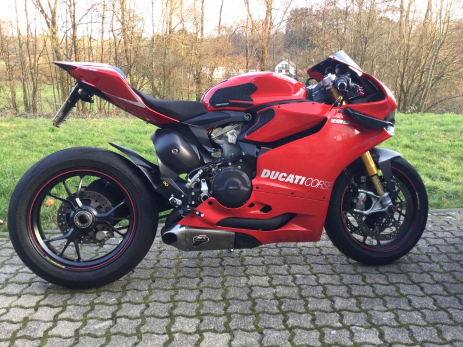 Ducati Panigale 1199S mit vielen Extras