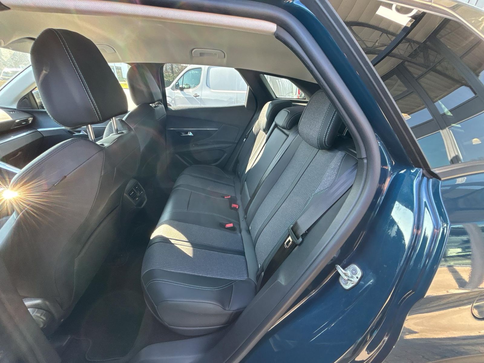 Fahrzeugabbildung Peugeot 3008 Plug-In Allure+SHZ+LED+PDC+ACC+USB+AWR+