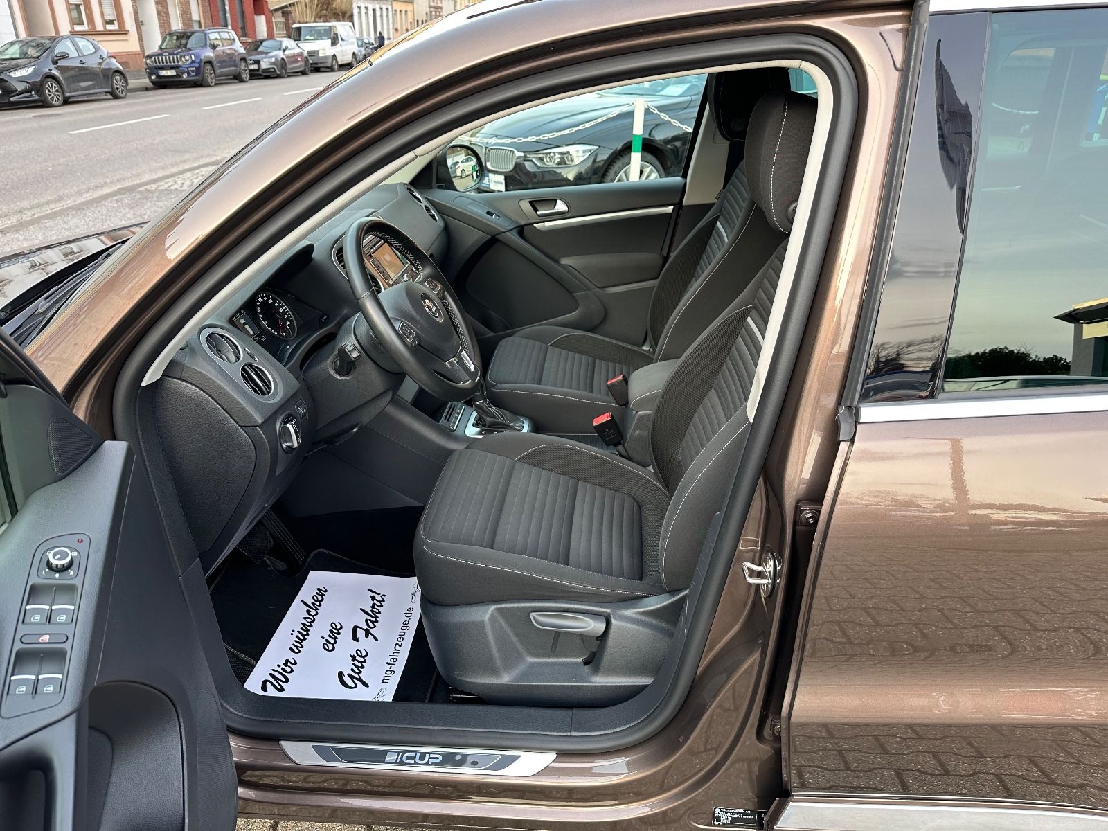 Fahrzeugabbildung Volkswagen Tiguan R-LINE 19 ZOLL  DSG NAVI XENON KAMERA