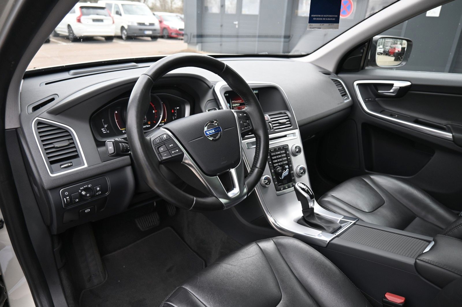 Fahrzeugabbildung Volvo XC60 D4 Momentum*BLIS*STHZ*PANO*BiXenon*CAM*DAB