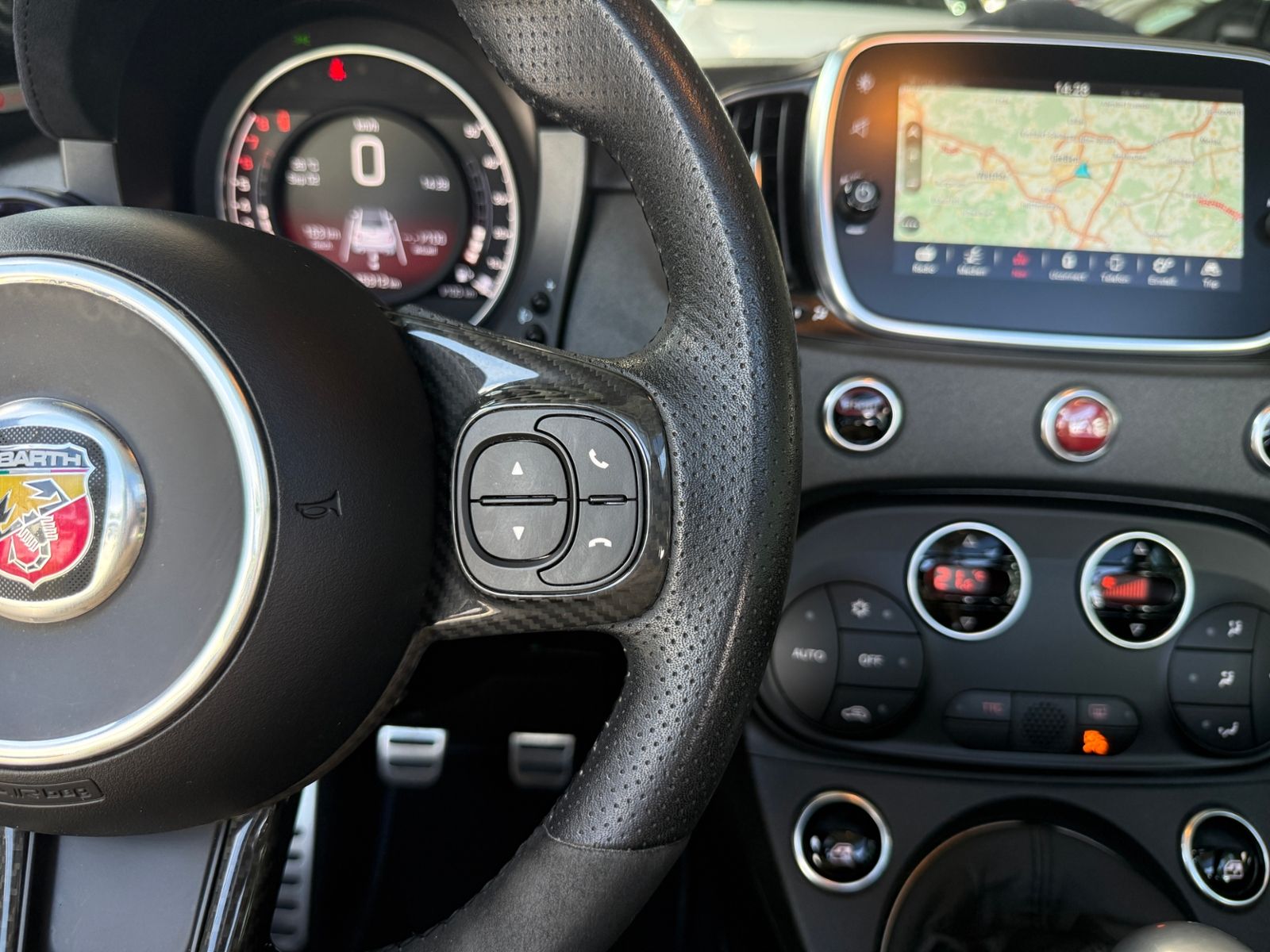 Fahrzeugabbildung Abarth 595C Cabrio Competizione KLIMA NAV PDC Beats