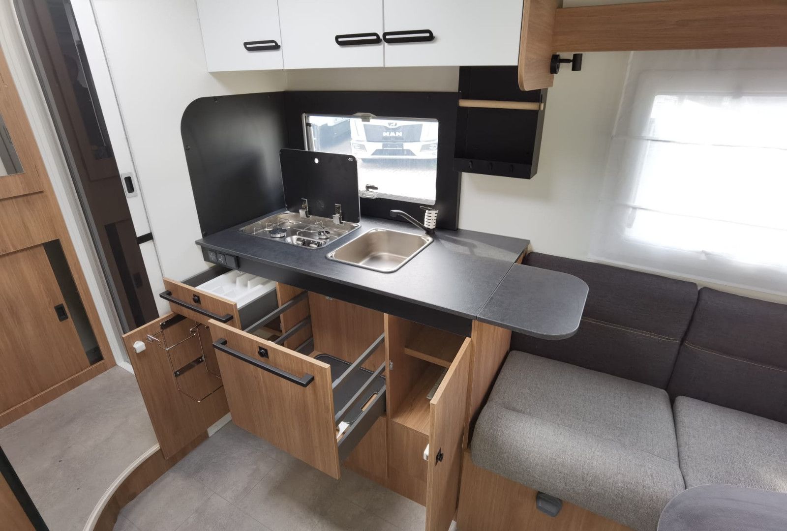 Fahrzeugabbildung Challenger 260 Graphite Edition M27