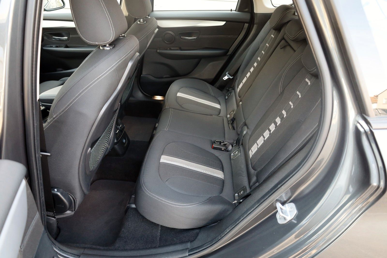 Fahrzeugabbildung BMW 218iA Advantage Active Tourer Navi,LED,SH,PDC
