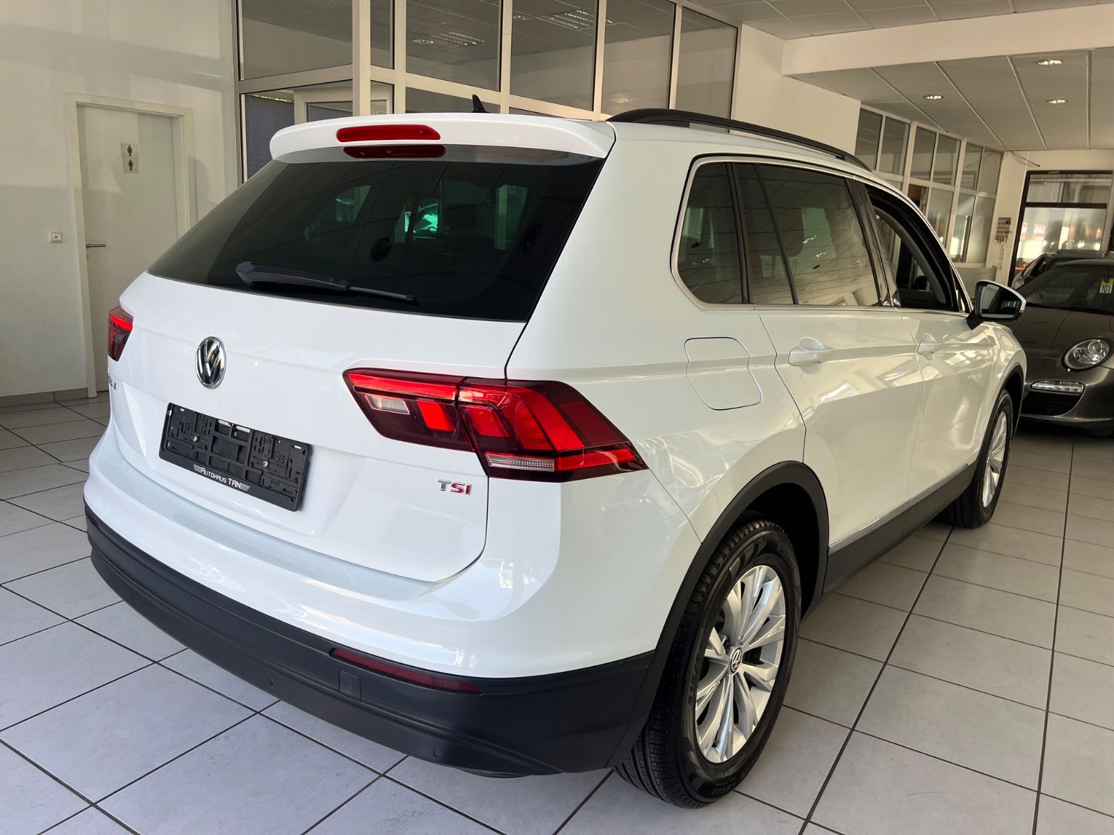 Fahrzeugabbildung Volkswagen Tiguan 1.4TSI DSG Comfortline *LED*NAVI* 1.HAND*