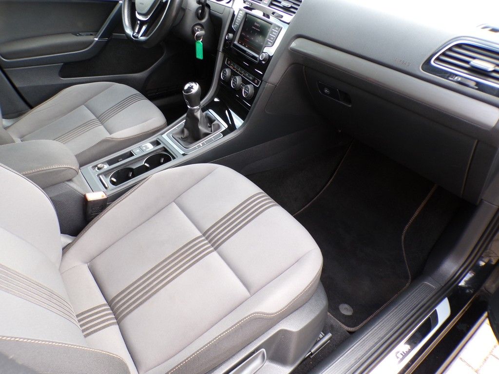 Fahrzeugabbildung Volkswagen Golf VII 1.2 TSI Allstar *Navi*SHZ*PDC vorne+hin
