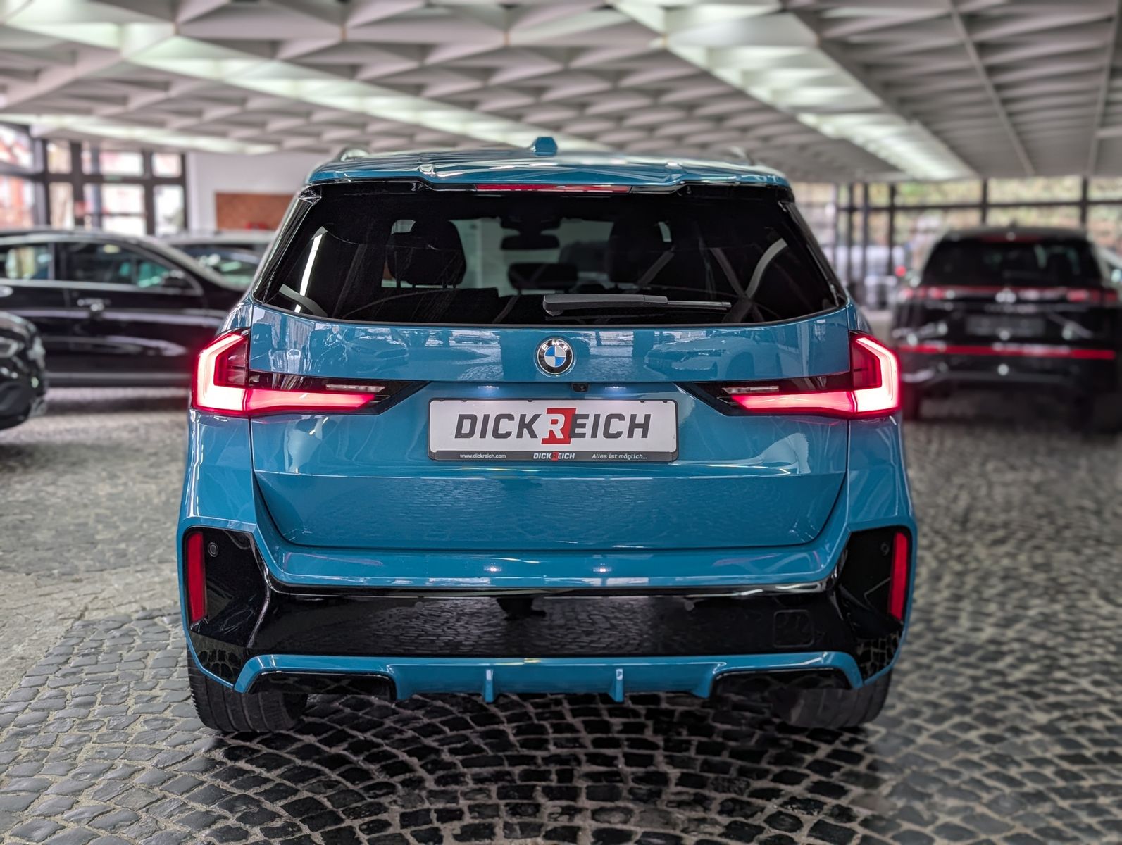 Fahrzeugabbildung BMW X1 20i M Sport Shadow H&K AHK PANO HUD 360° 20"