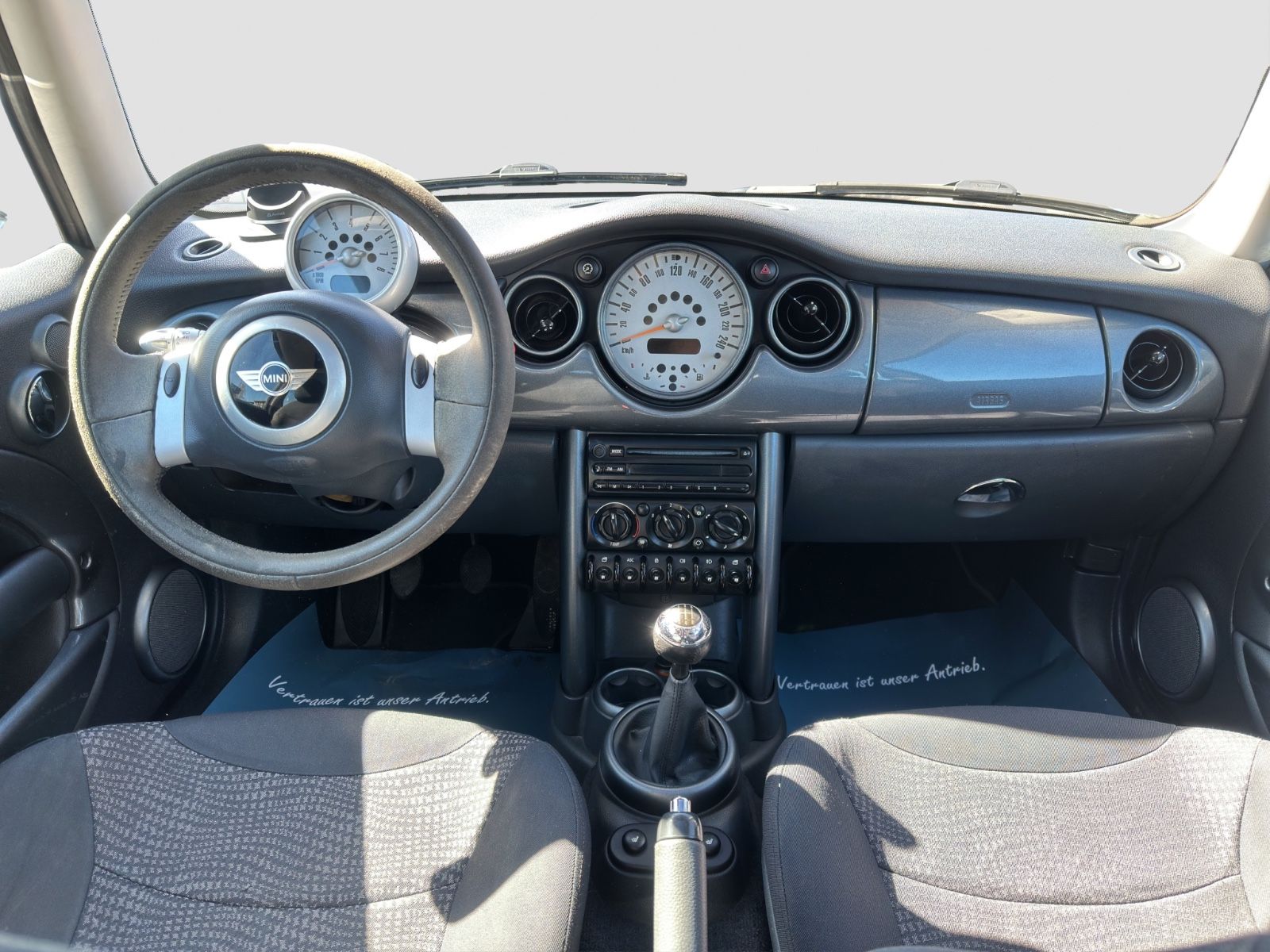 Fahrzeugabbildung MINI ONE /Panoramadach/Klima/SHZ/TÜV07.2027
