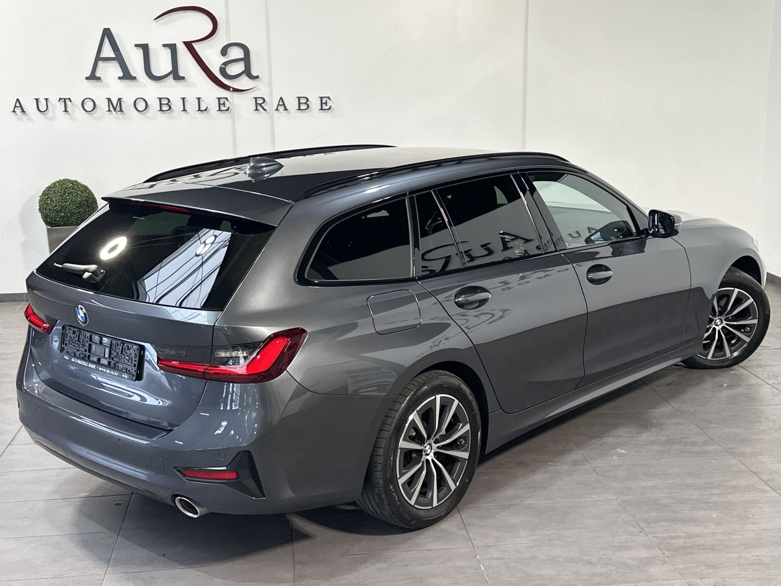 Fahrzeugabbildung BMW 320d Touring Sport-Line NAV+LED+ACC+HIFI+17ZO+LC