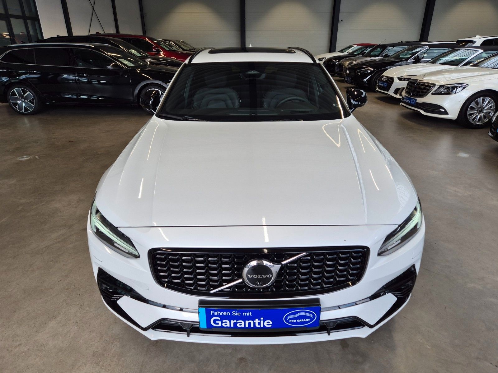 Volvo V90 B4 2.0d ULTIMATE DARK LEDER NAV LED PANO ACC foto 2