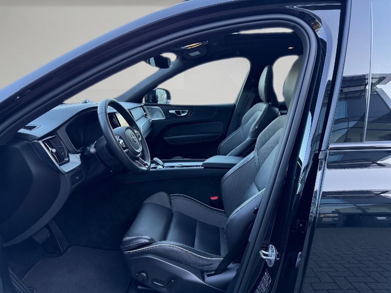 Fahrzeugabbildung Volvo XC60 B5B AWD Ultra Black Edition *B&W*Luft*