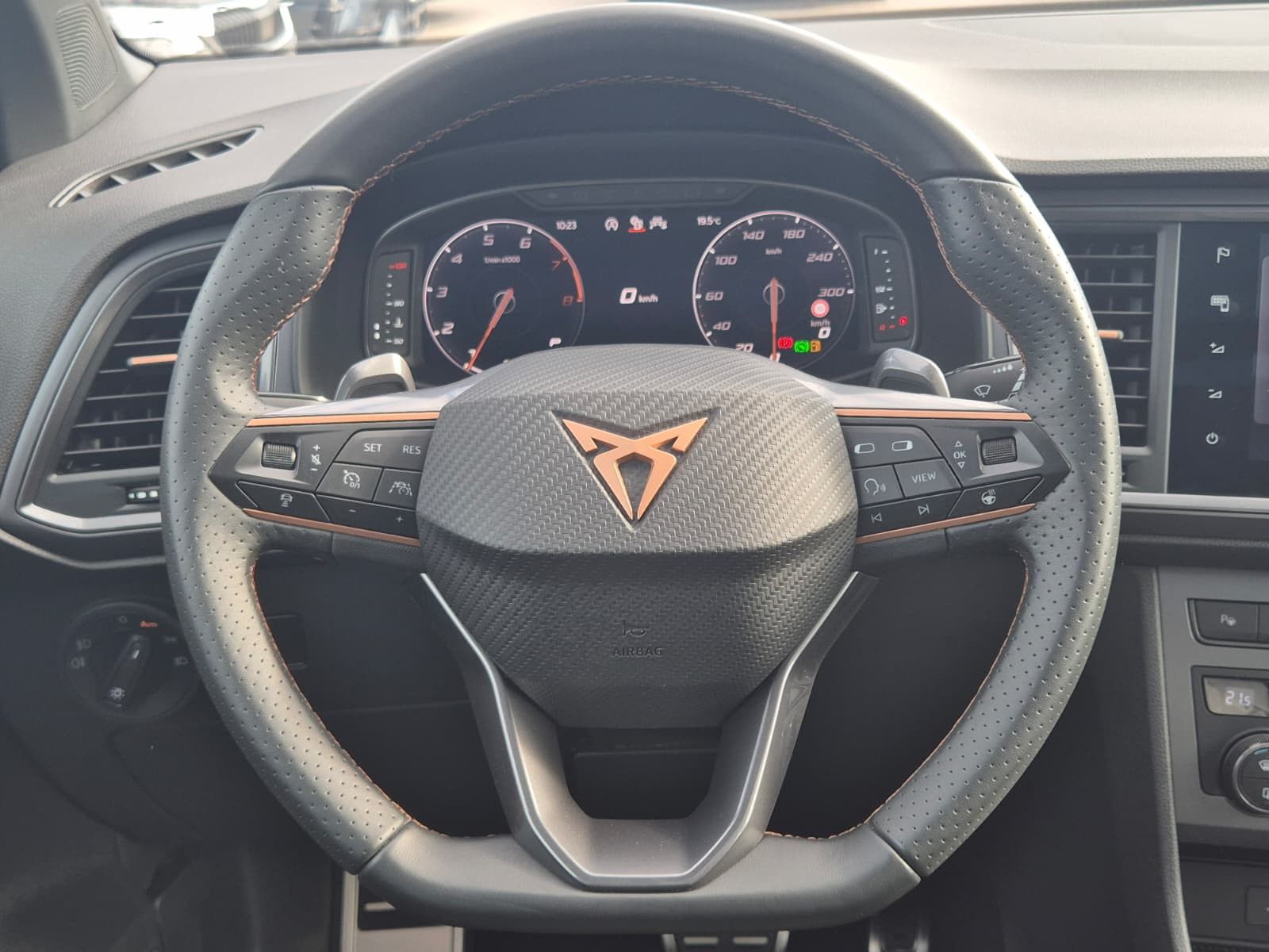 Fahrzeugabbildung CUPRA Ateca 1.5 TSI DSG PANO*DINAMICA*ACC*KAM*AHK*19"