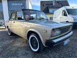 Lada VAZ 2105 Wolga-Autow. Oldtimer Shiguli - Lada Limousine 2105 mit Benzin-Antrieb