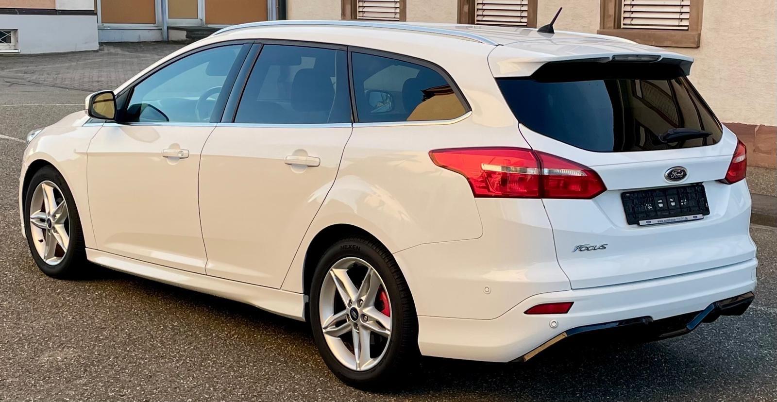 Ford Focus 2015 — interior