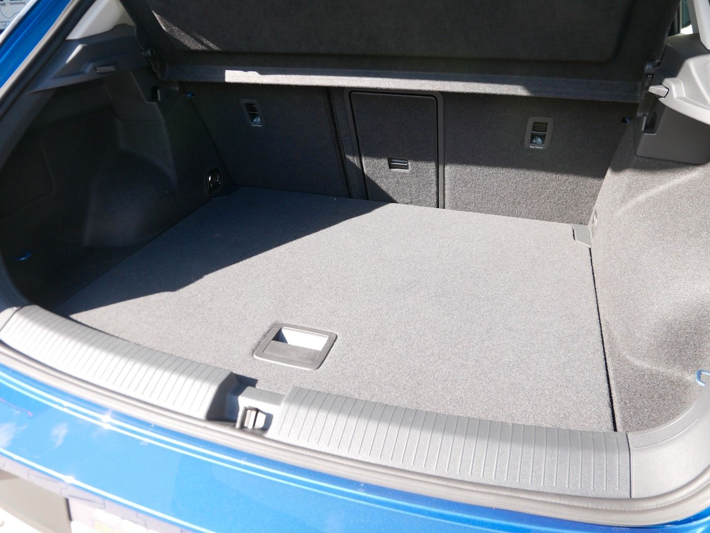 Fahrzeugabbildung Volkswagen T-Roc 1.5 Life NEU40T Standheiz SHZ LED Klimaaut
