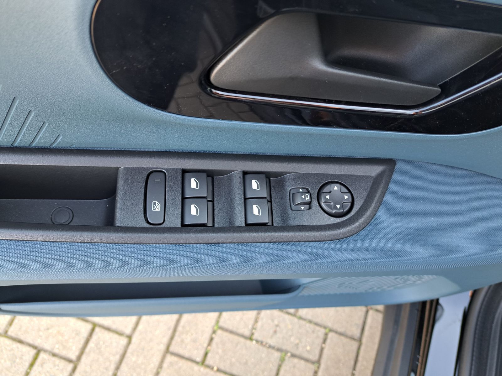 Fahrzeugabbildung Fiat Grande Panda La Prima Hybrid AUTOM. SITZHEIZUNG