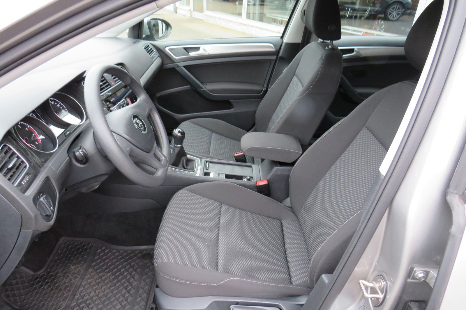 Fahrzeugabbildung Volkswagen Golf VII LIM. SITZH. TELVOR 8-FACH 4T. PDC 1.HD