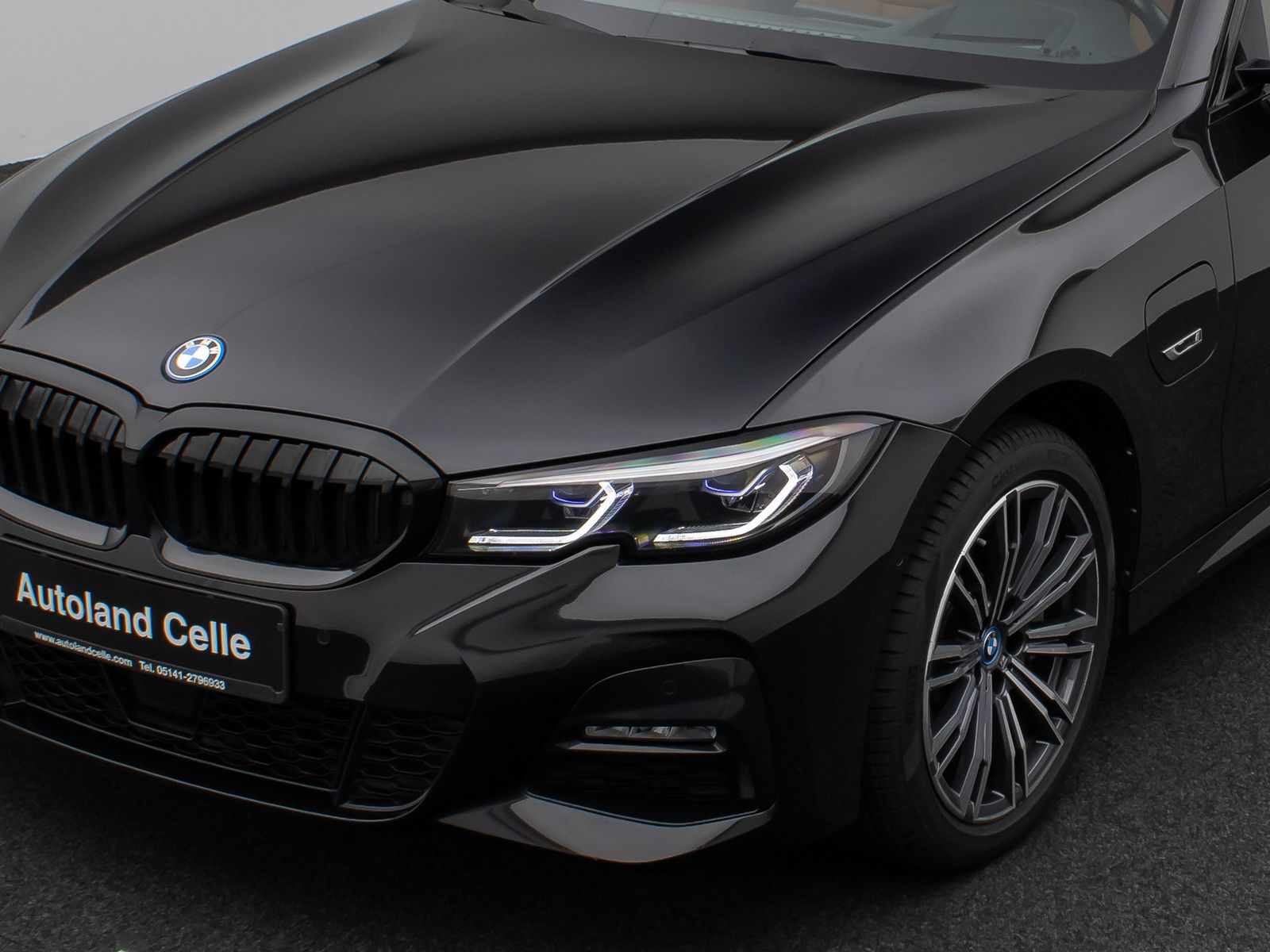 Fahrzeugabbildung BMW 330e xD M Sport Panorama Laser Kamera HUD HiFi