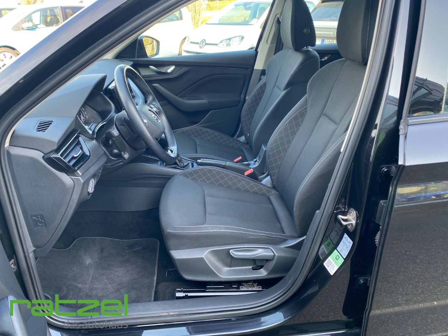 Fahrzeugabbildung SKODA Kamiq Ambition 1.0 TSI DSG RFK LED ACC Apple Car