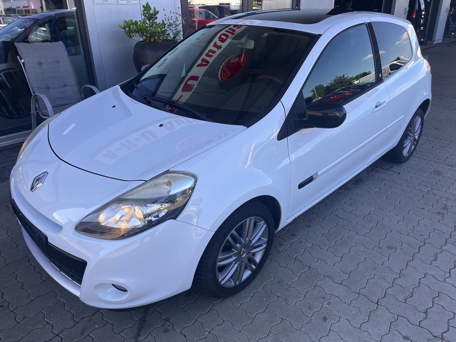 Fahrzeugabbildung Renault Clio III Night and Day Leichter Heckschaden !