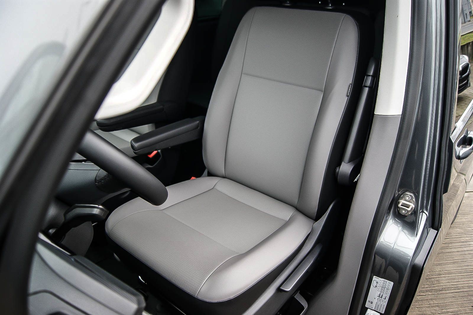 Fahrzeugabbildung Volkswagen T6.1 Caravelle 20TDI NEUWERTIG GARANTIE bis 2028