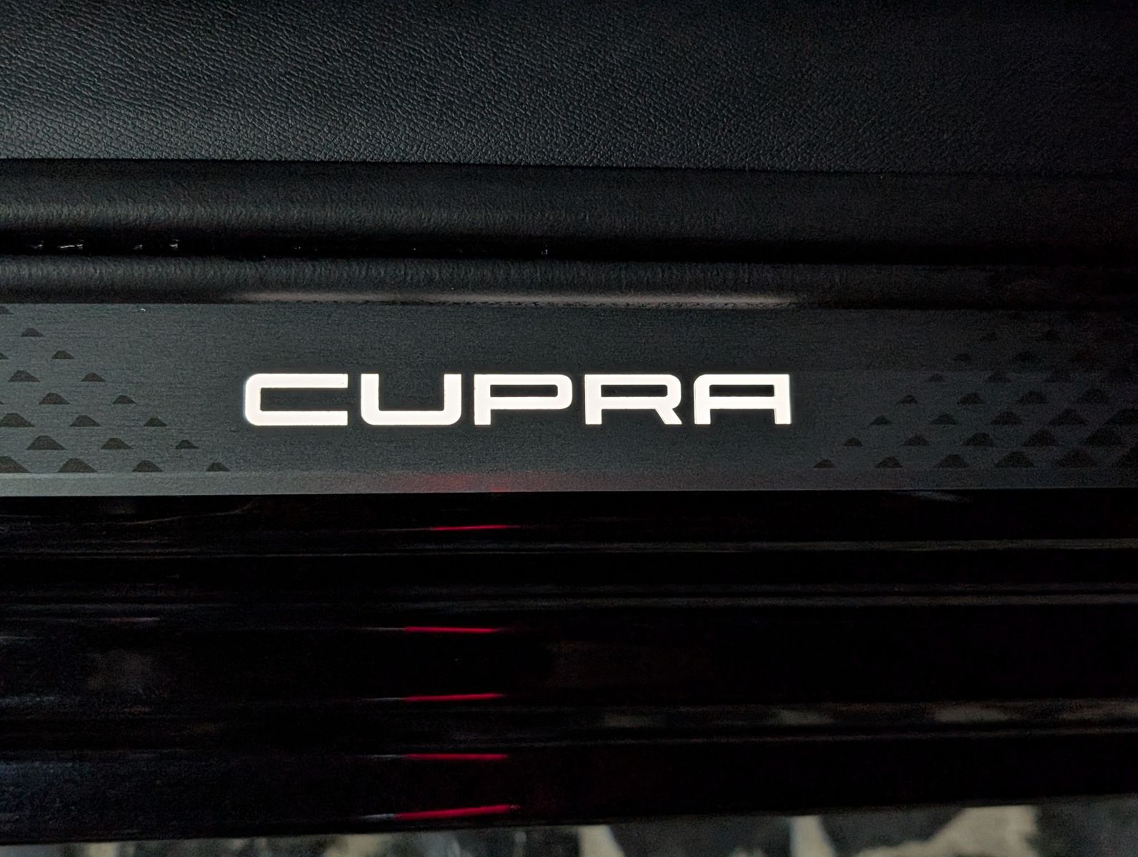 Fahrzeugabbildung CUPRA Leon 1.5 e-Hybrid PLUG-IN LED INTELIG-DRIVE EDGE