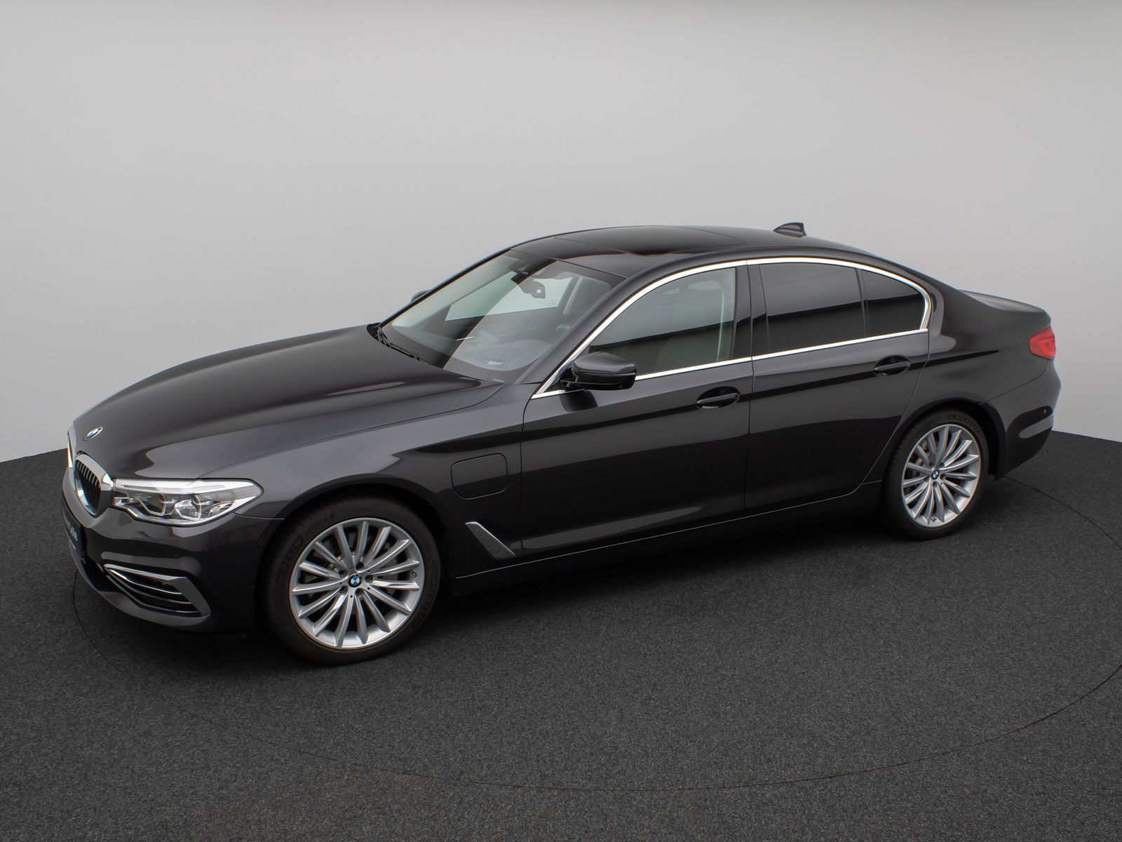 Fahrzeugabbildung BMW 530e xD LuxuryLine 360°Glasdach HUD HiFi Massage