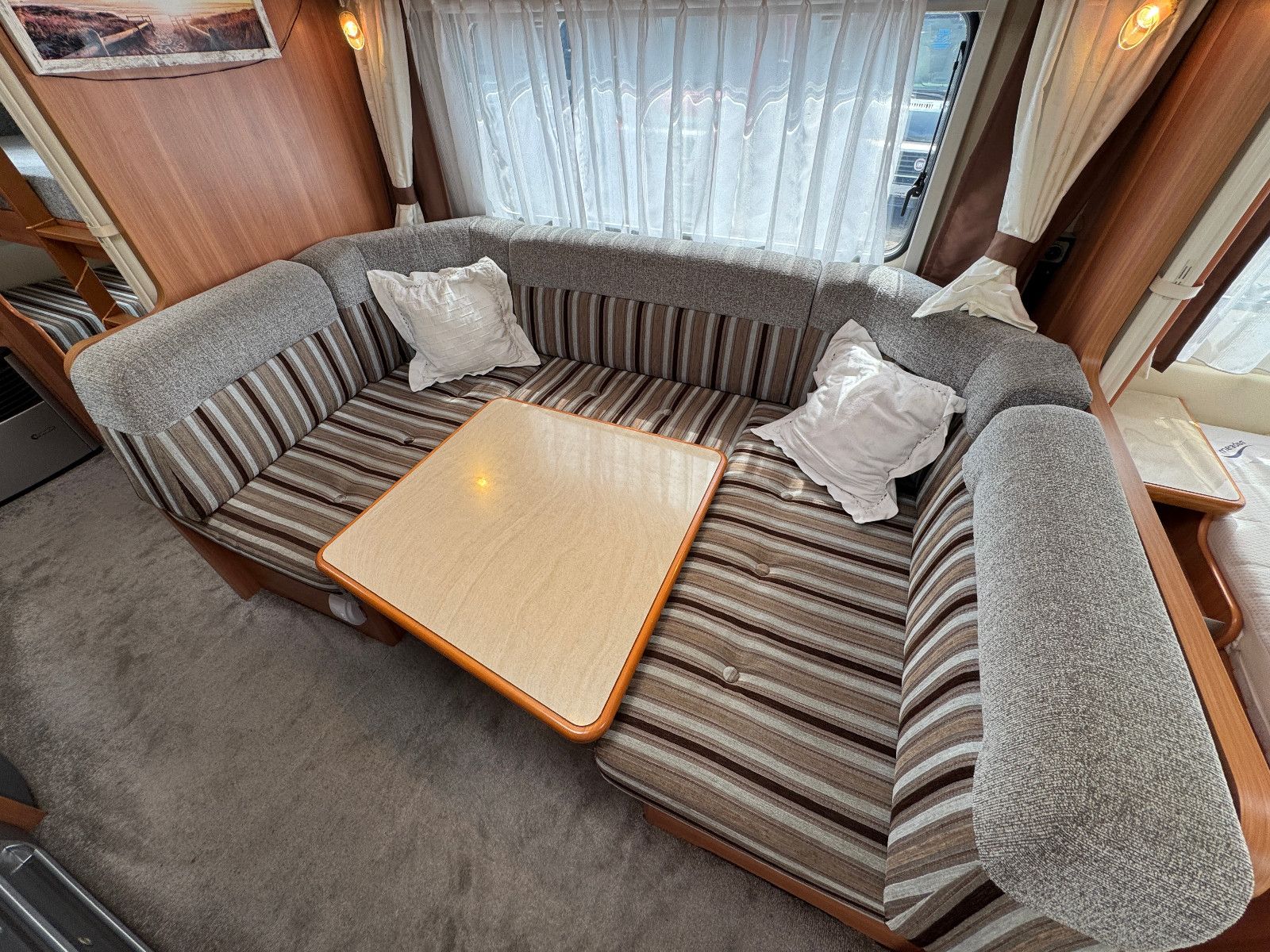 Fahrzeugabbildung Hobby 545 KMF DE LUXE SAT TV MOVER RUNDSITZGRUPPE