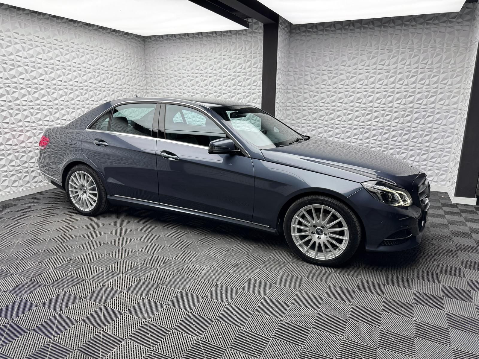 Fahrzeugabbildung Mercedes-Benz E 220d AVANTGARDE/AHK/ILS+/OZ-RACING/PDC/NAV/LED
