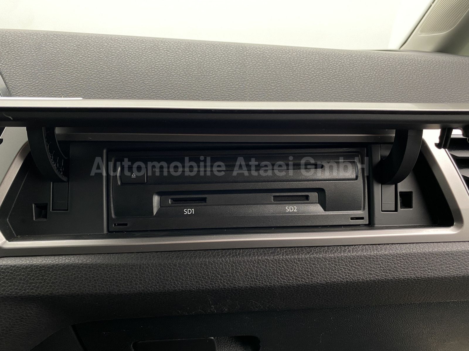 Fahrzeugabbildung Volkswagen Touran DSG *Taxi* 7-SITZE+NAVI+LEDER 8658