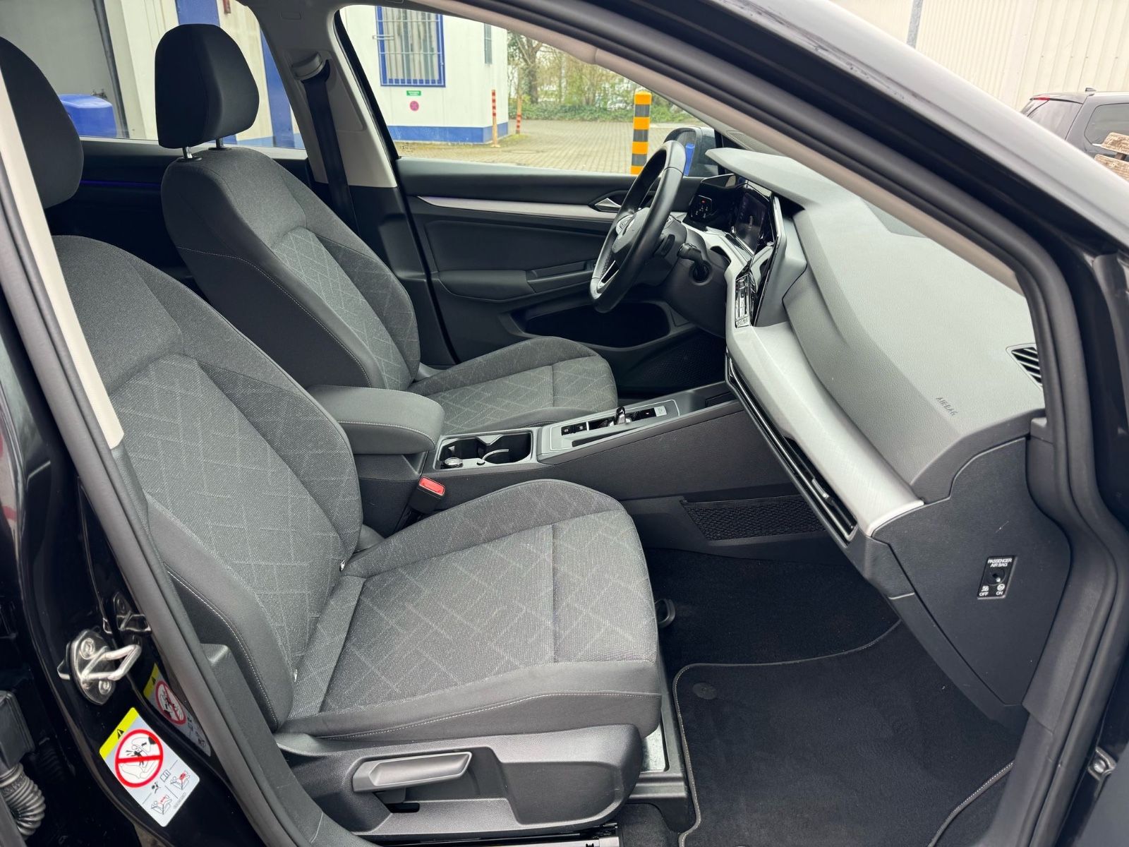 Fahrzeugabbildung Volkswagen Golf VIII Lim. Life eTSI LED+Navi+Lane