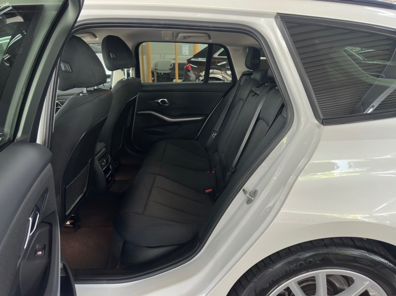 BMW 318d Touring Wenig km + Park Assist + DA Assist foto 23