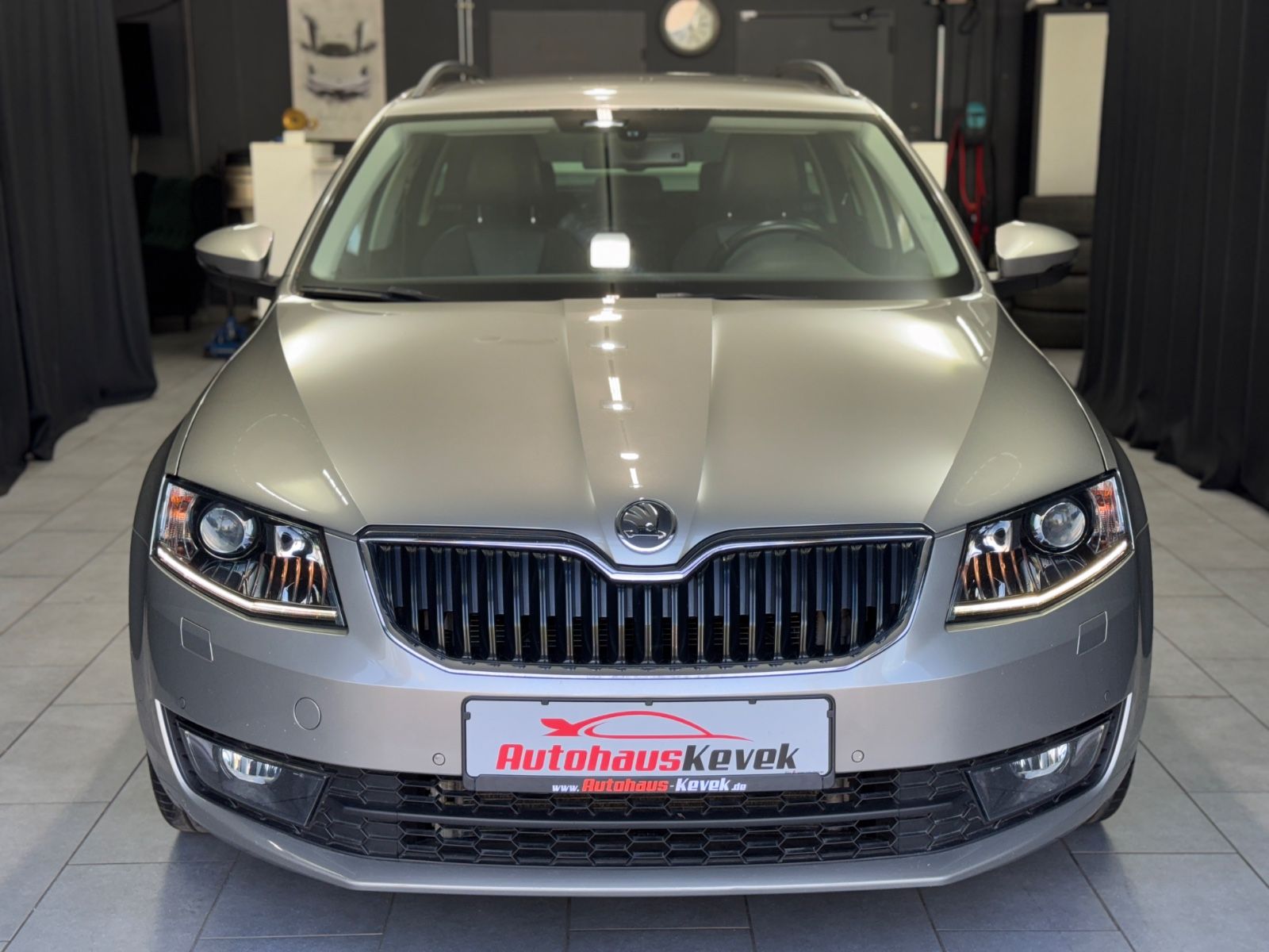 Fahrzeugabbildung SKODA Octavia Combi Elegance 4x4|NAVI|XENON|AHK|