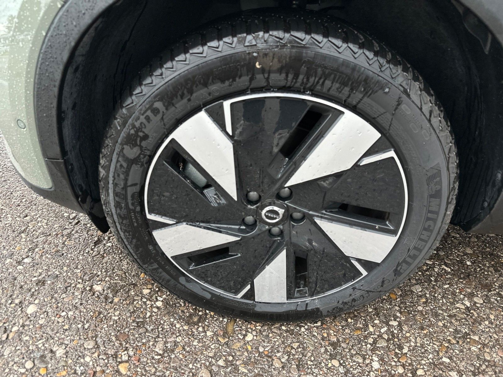 Fahrzeugabbildung Volvo XC40 Ultimate Recharge Pure Electric AWD, Panor