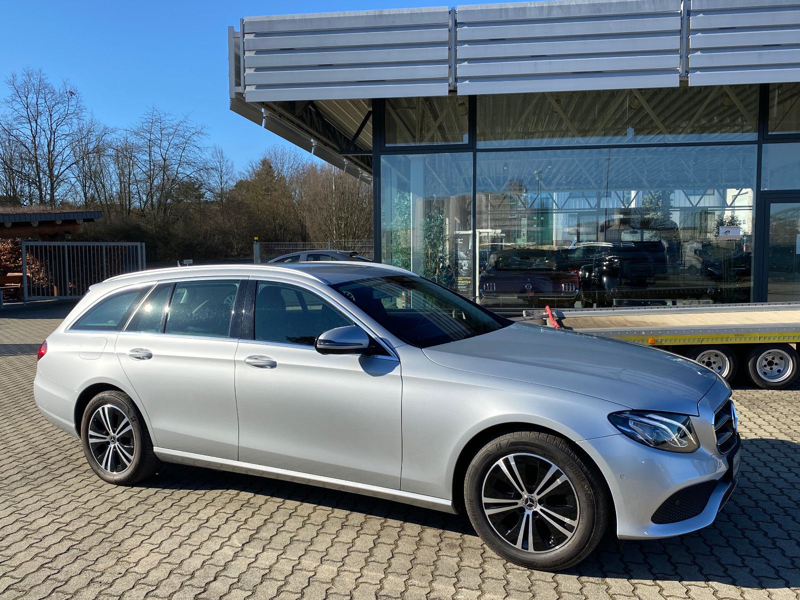 Fahrzeugabbildung Mercedes-Benz E 220d  T-Modell Avantgarde SHZ+KAM+NAVI+TÜV-NEU
