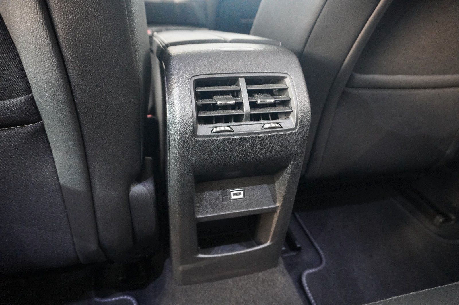 Fahrzeugabbildung Opel Astra L Lim. 1.6 HYBRID ELEGANCE NAVI/KAMERA/AHK