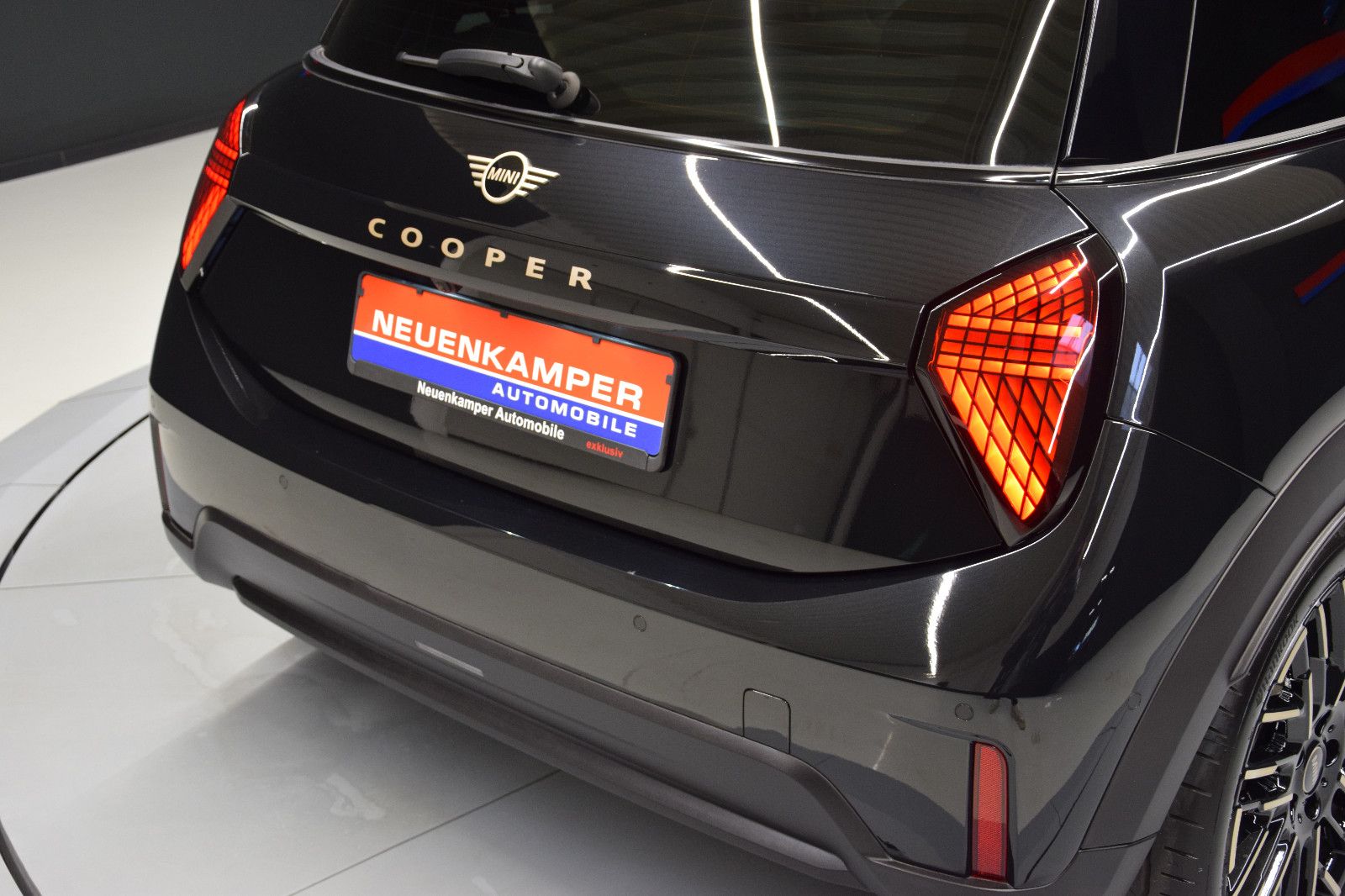 Fahrzeugabbildung MINI Cooper C Favoured Trim Paket-L Pano h/k HuD