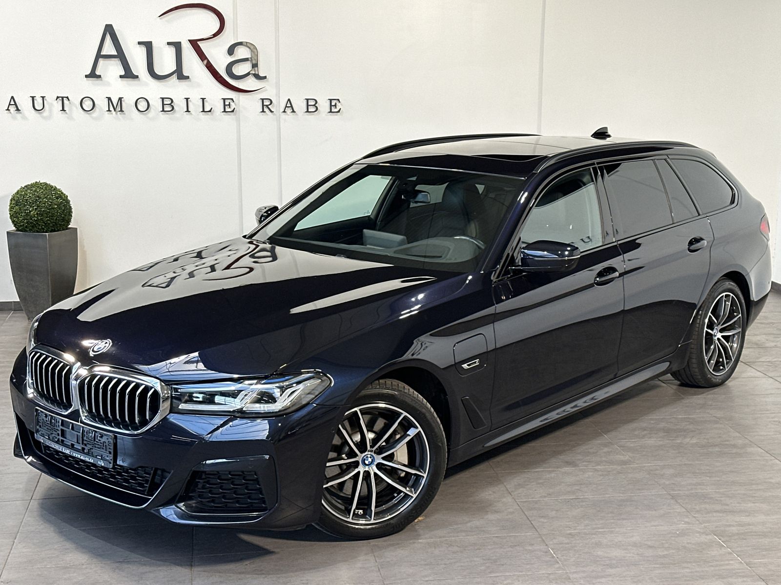 Fahrzeugabbildung BMW 530e Touring xDrive M-Sport NAV+LED+PANORAMA+HUD