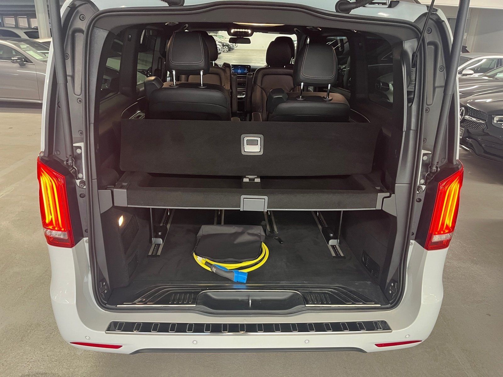 Fahrzeugabbildung Mercedes-Benz EQV 300 AVANTGARDE Lang*LED*Totw*Burmester*Distr