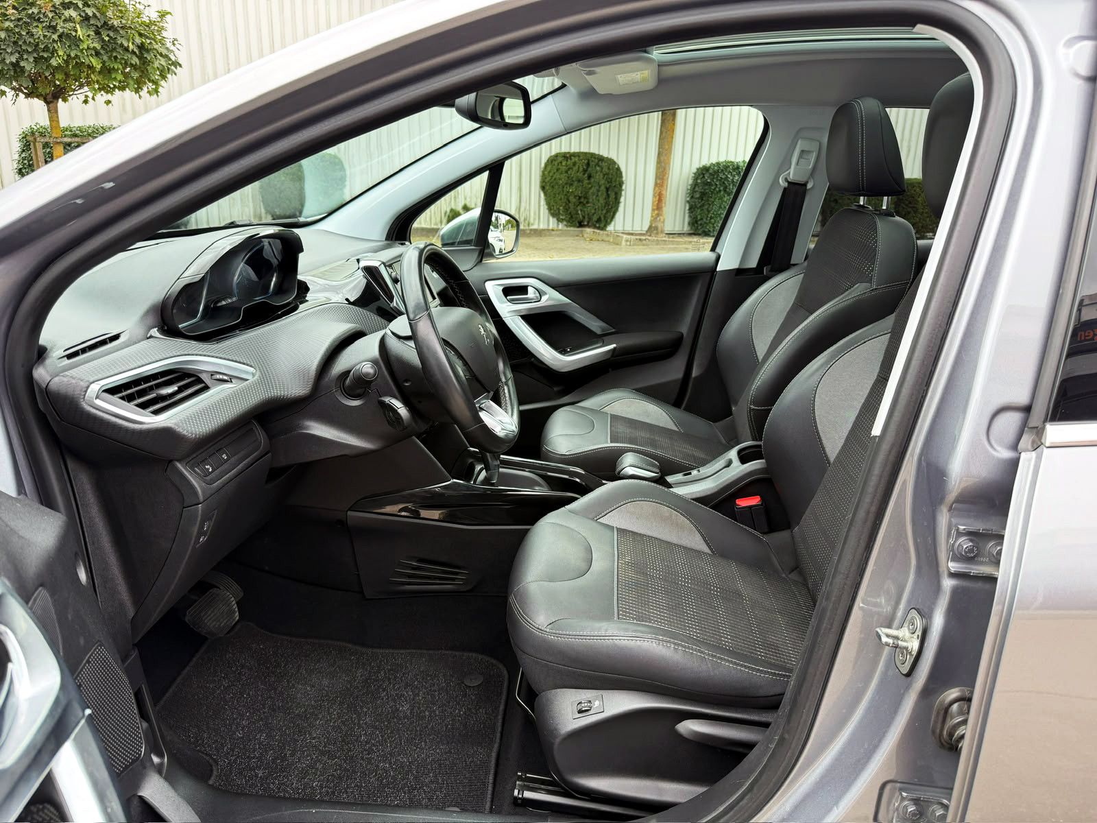 Fahrzeugabbildung Peugeot 2008 Allure 1.2 Auto. KAM PDC SHZ PANO NAV TEMP