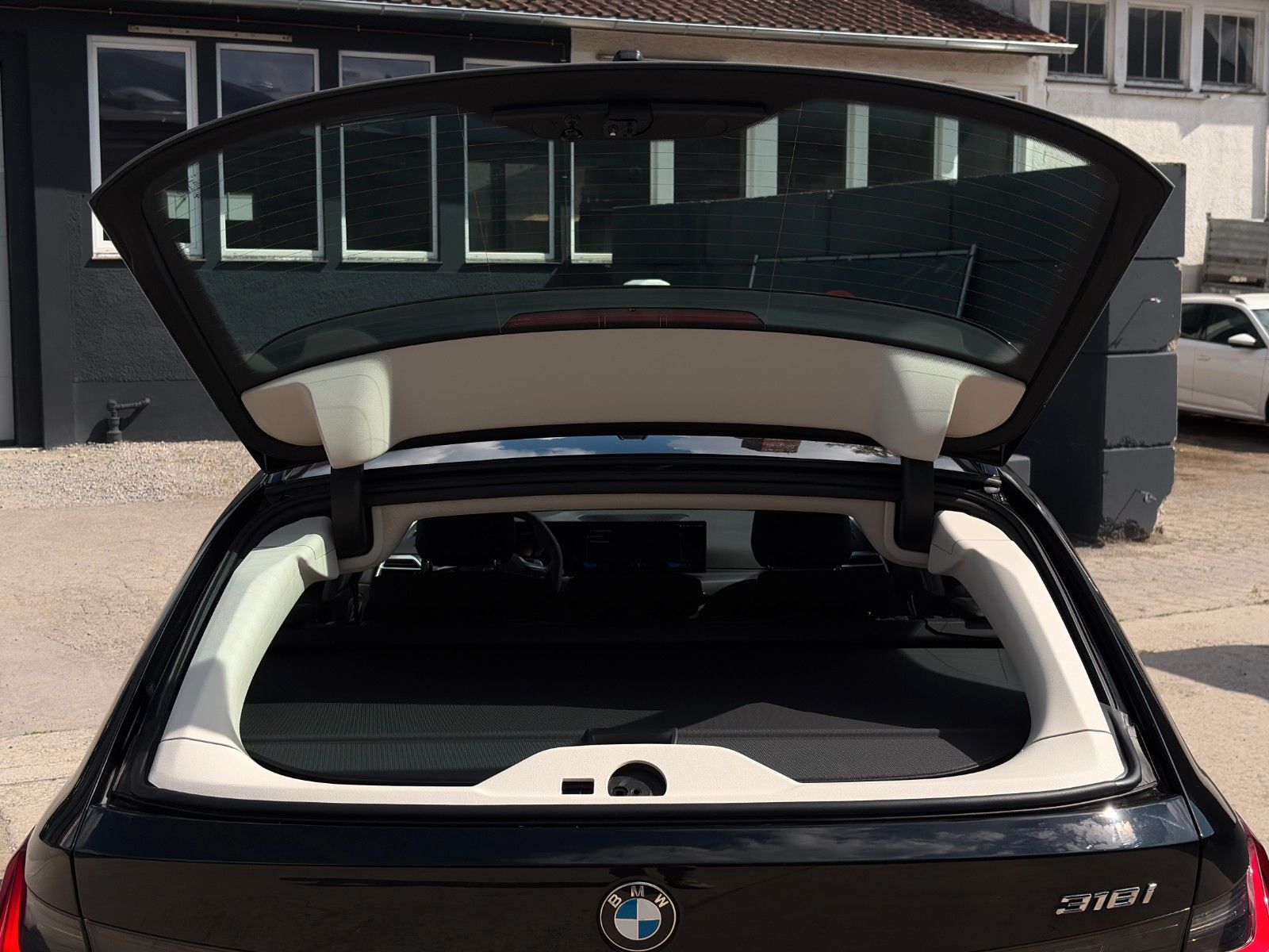 Fahrzeugabbildung BMW 318i Touring 3Z-Klima Kamera Tempomat Alarm SHZ