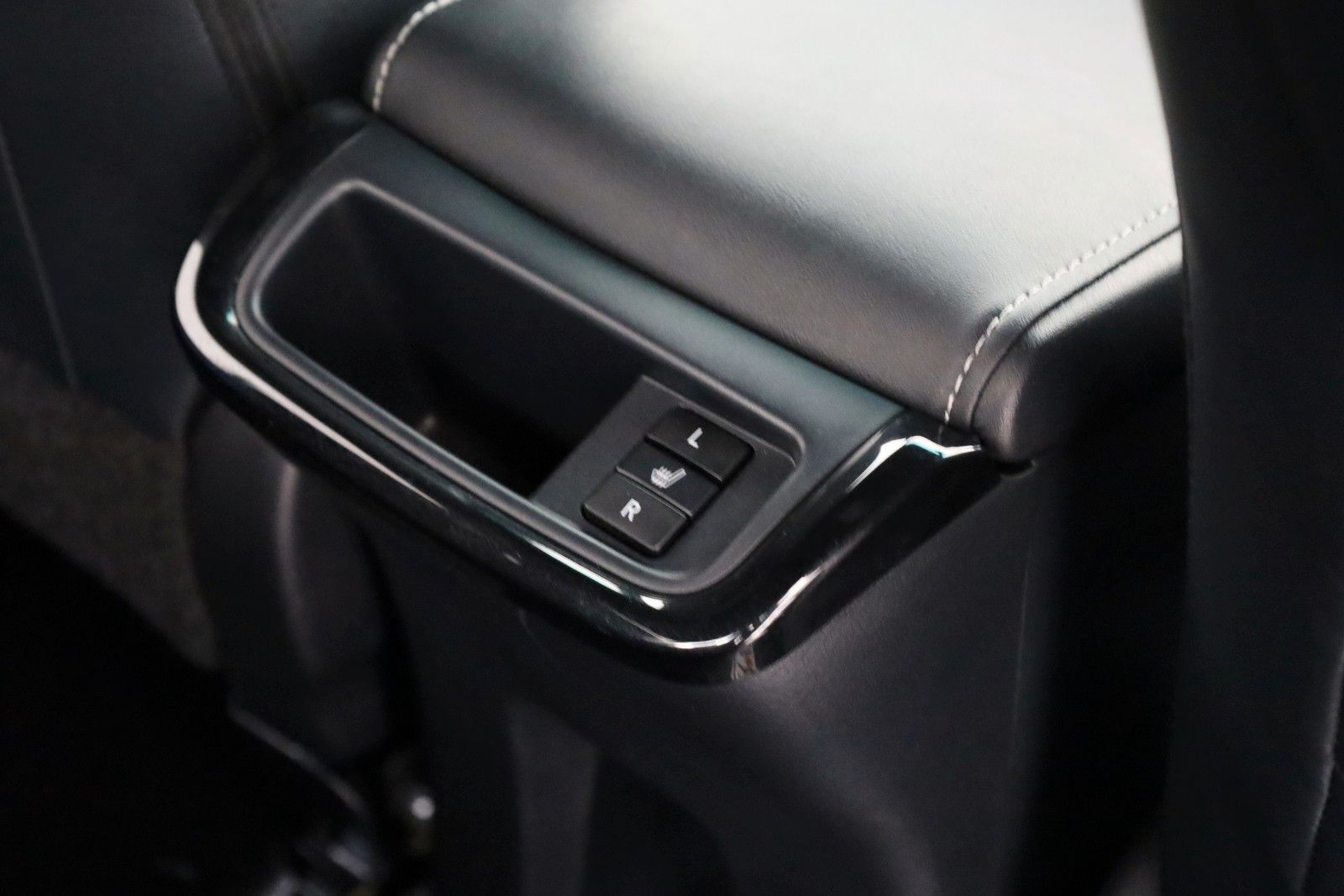 Fahrzeugabbildung Toyota Hilux 2.8 D-4D Invincible,Rollbügel, Rollo , AHK