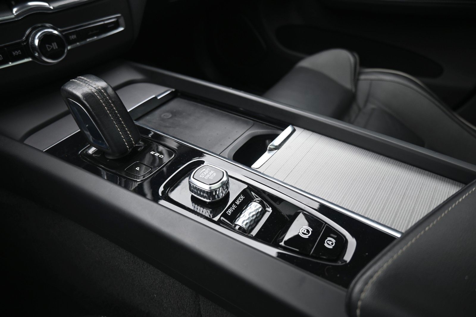 Fahrzeugabbildung Volvo XC60 B4 D AWD R Design*STDHZG*PANO*RFK*ACC