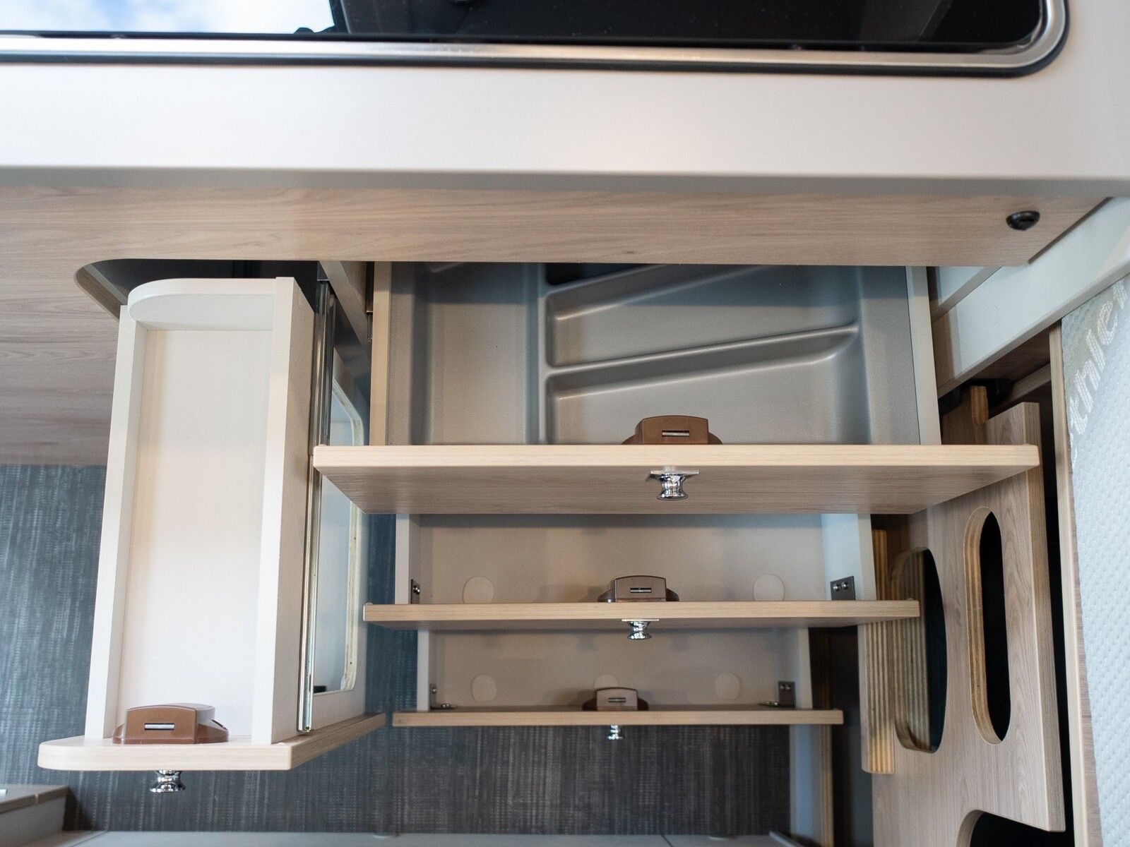 Fahrzeugabbildung Dethleffs Globetrail Classic 590 DK Ford Assistenz-Systeme