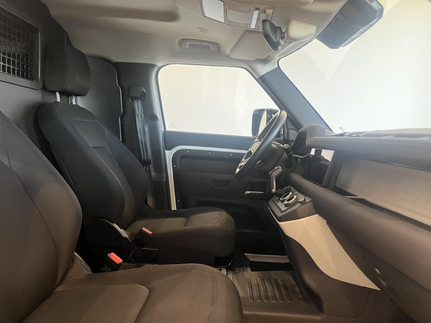 Land Rover Defender 110 D250 Hard Top AHK Winterpaket
